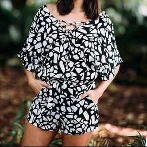 Ava Sky black and white pebbles romper sz XS